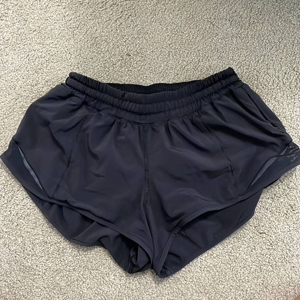 LULU LEMON HOTTY HOT 2.5 inch SHORTS